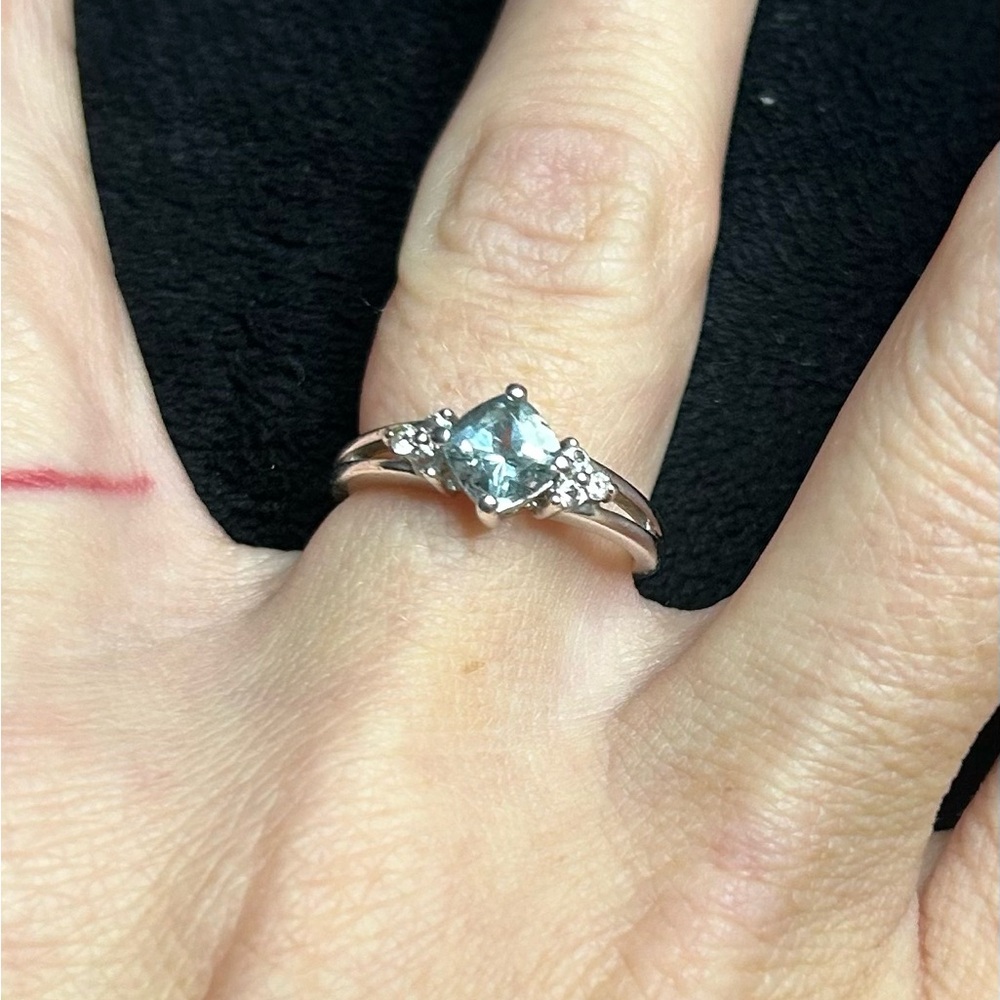 Aquamarine ring with accents